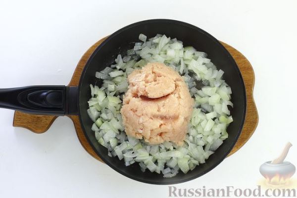 Заливной пирог-перевёртыш с грибами, сыром, рисом, фаршем и стручковой фасолью