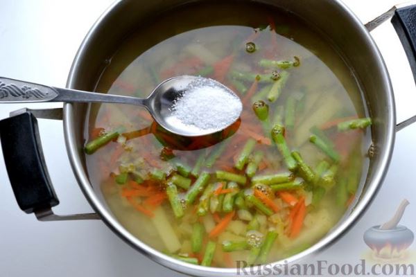 Овощной суп со стручковой фасолью и варёными яйцами