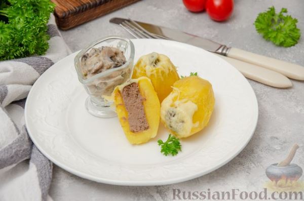 Картофель, фаршированный печенью, со сметанно-грибным соусом