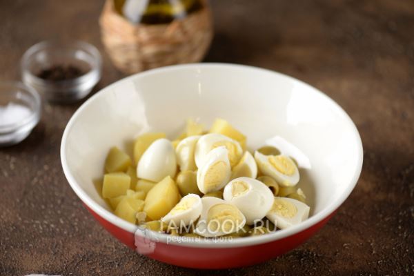 Салат с печенью трески и оливками