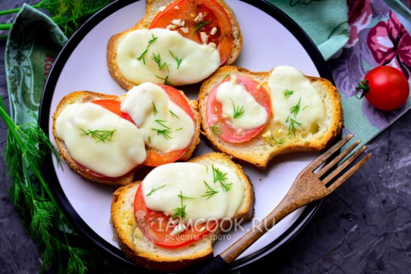 Горячие бутерброды с моцареллой и помидорами