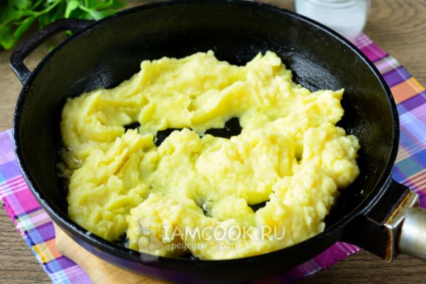 Омлет с картофельным пюре на сковороде