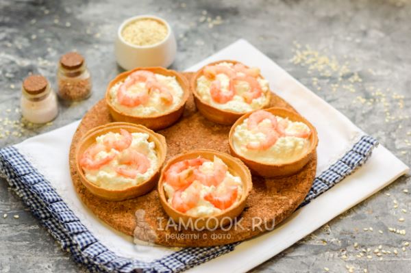 Тарталетки с креветками, запеченные в духовке под сыром