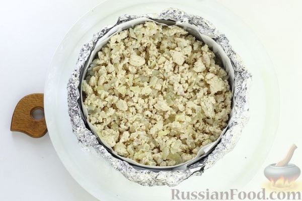 Заливной пирог-перевёртыш с грибами, сыром, рисом, фаршем и стручковой фасолью