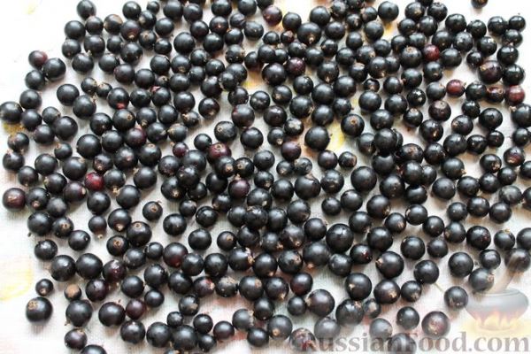 Варенье-желе из чёрной смородины с целыми ягодами