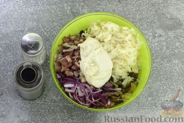 Салат с сельдью, сельдереем, солёными огурцами и горчицей